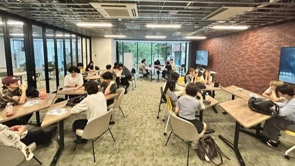 学習や交流の場として利用されている若者たち
