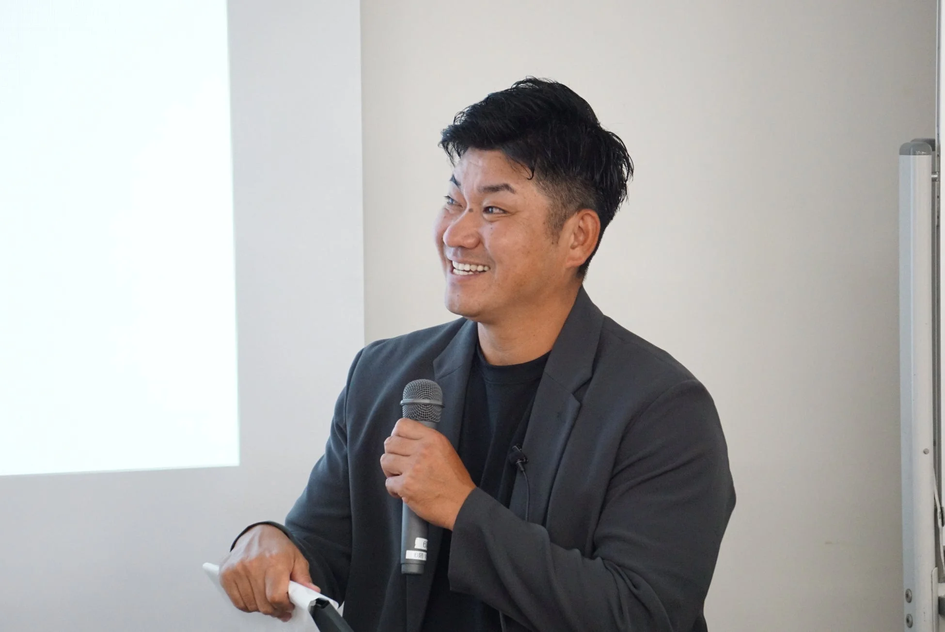 児玉氏が笑顔で話す様子