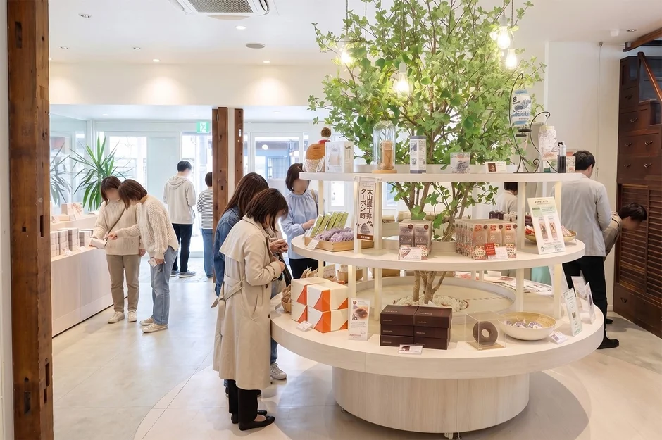 店舗で買い物客が見られる様子