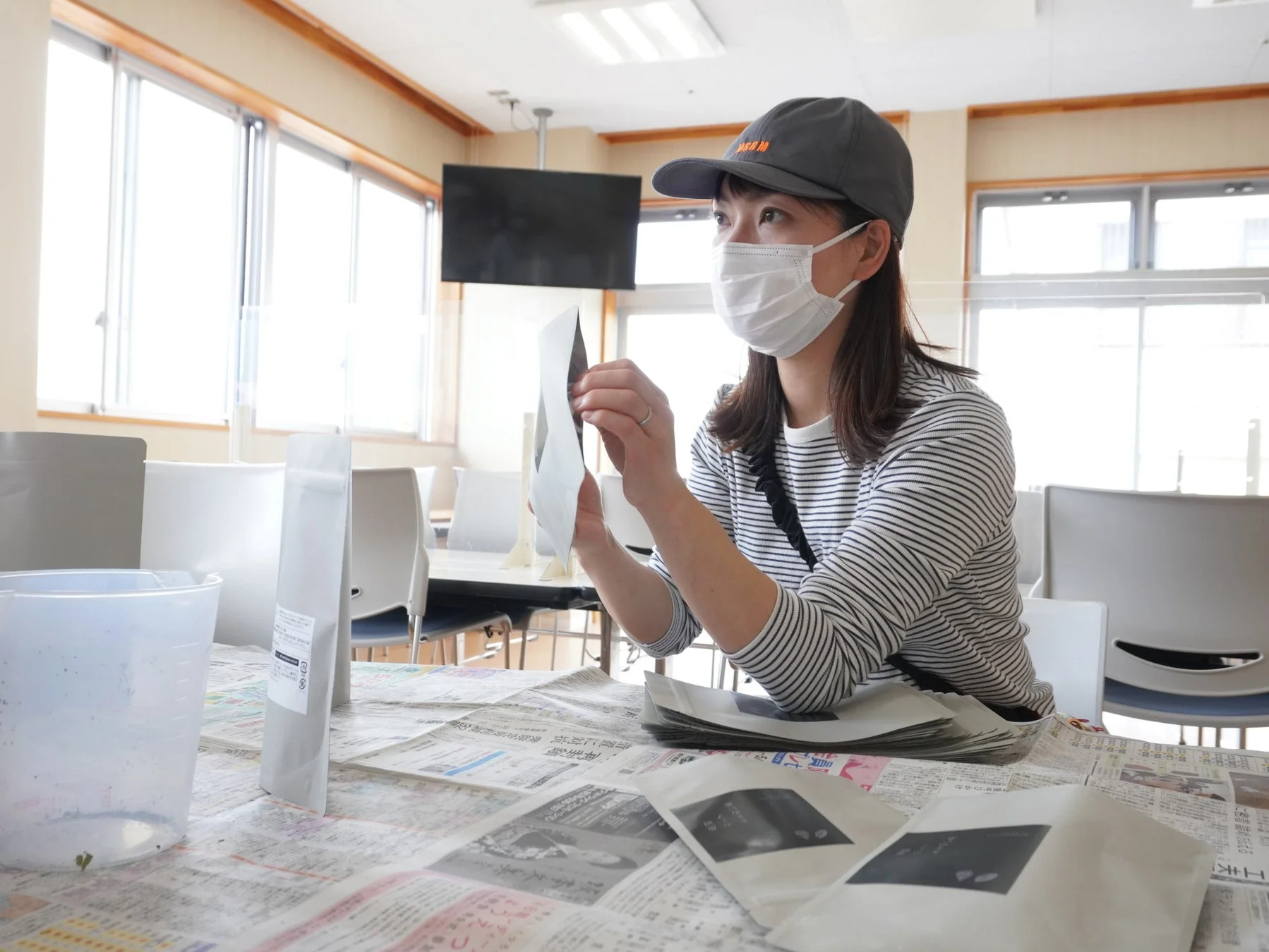 作業中の久田美里氏