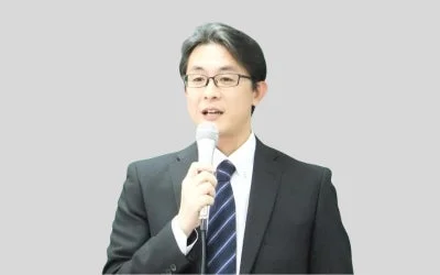 スーツを着た男性講師