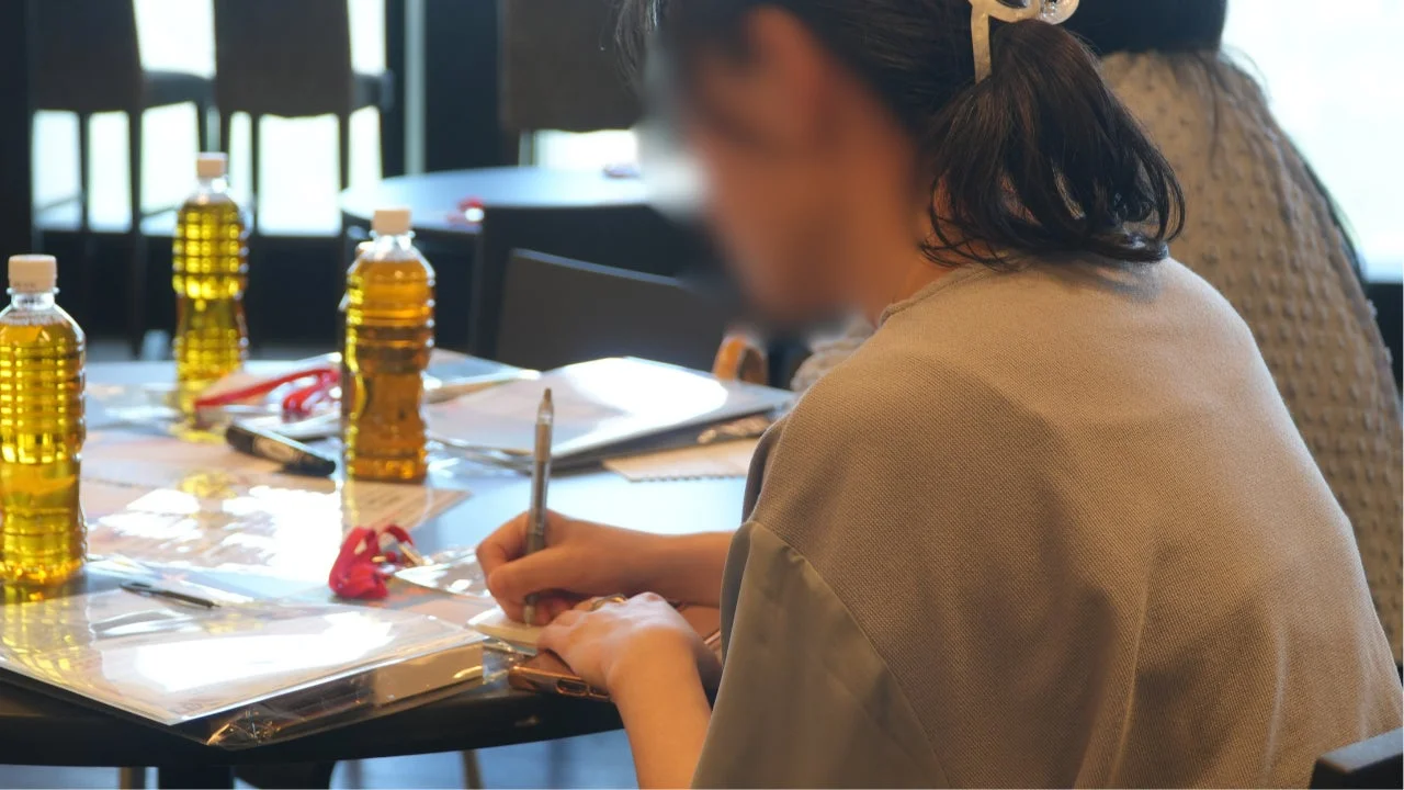 熱心にメモを取る参加者