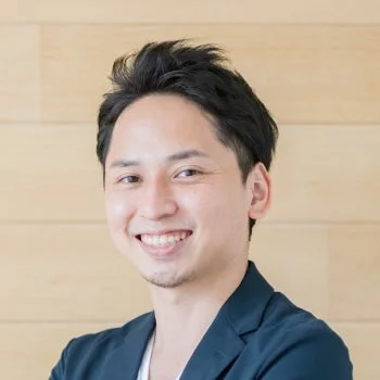 明るい笑顔の男性
