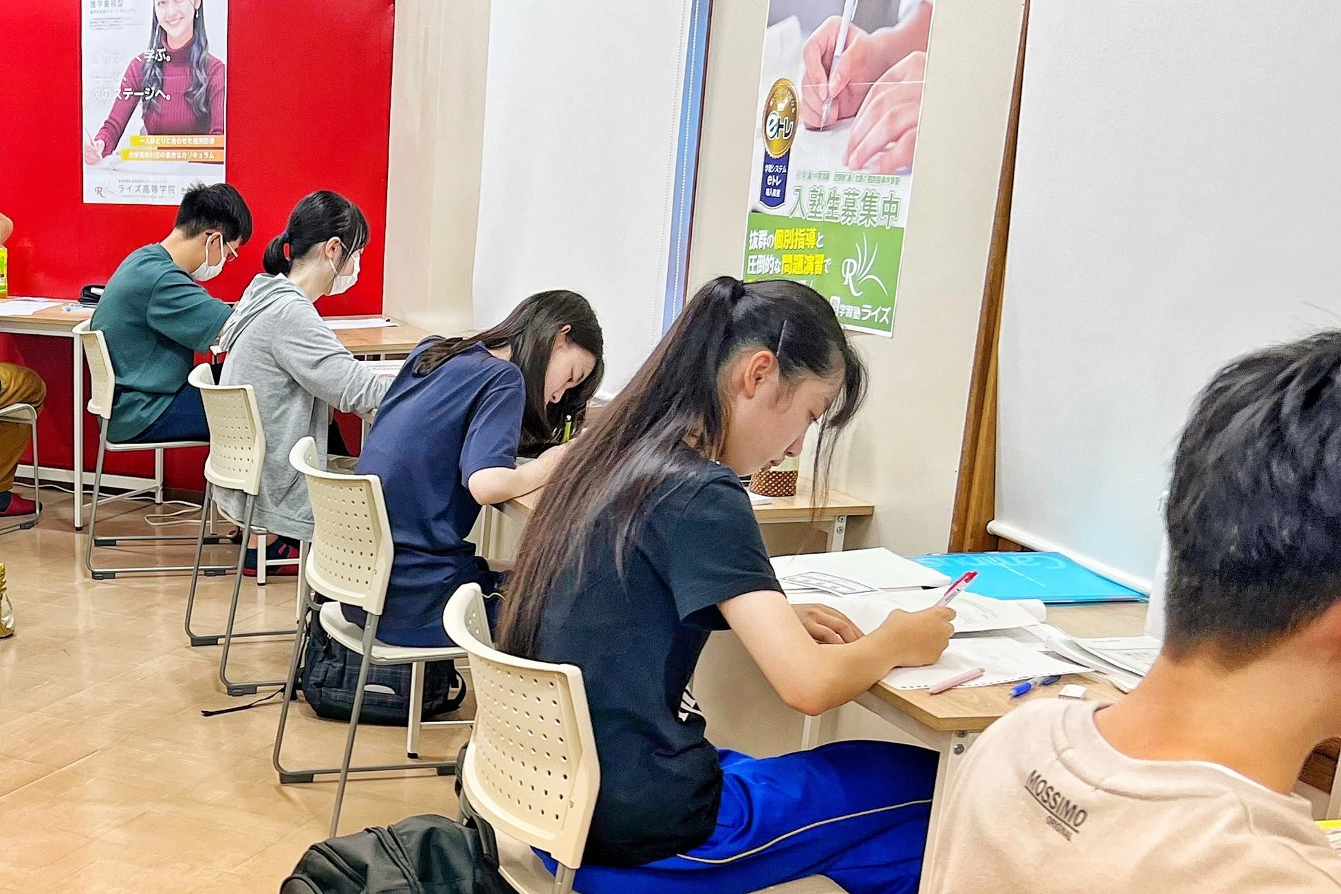 学習塾で勉強する学生たち