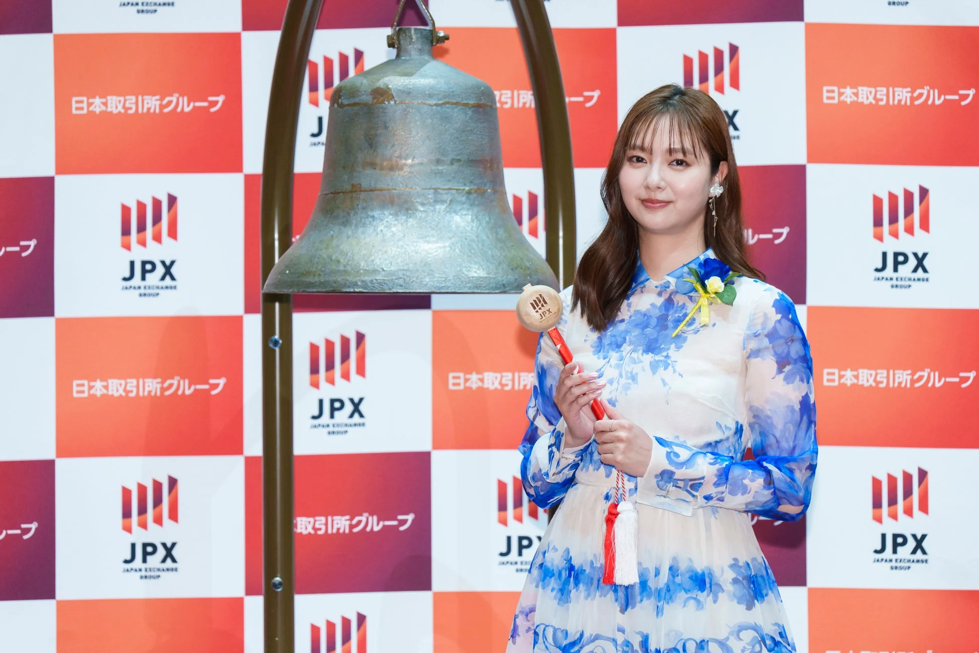 鐘を鳴らす新川優愛さん