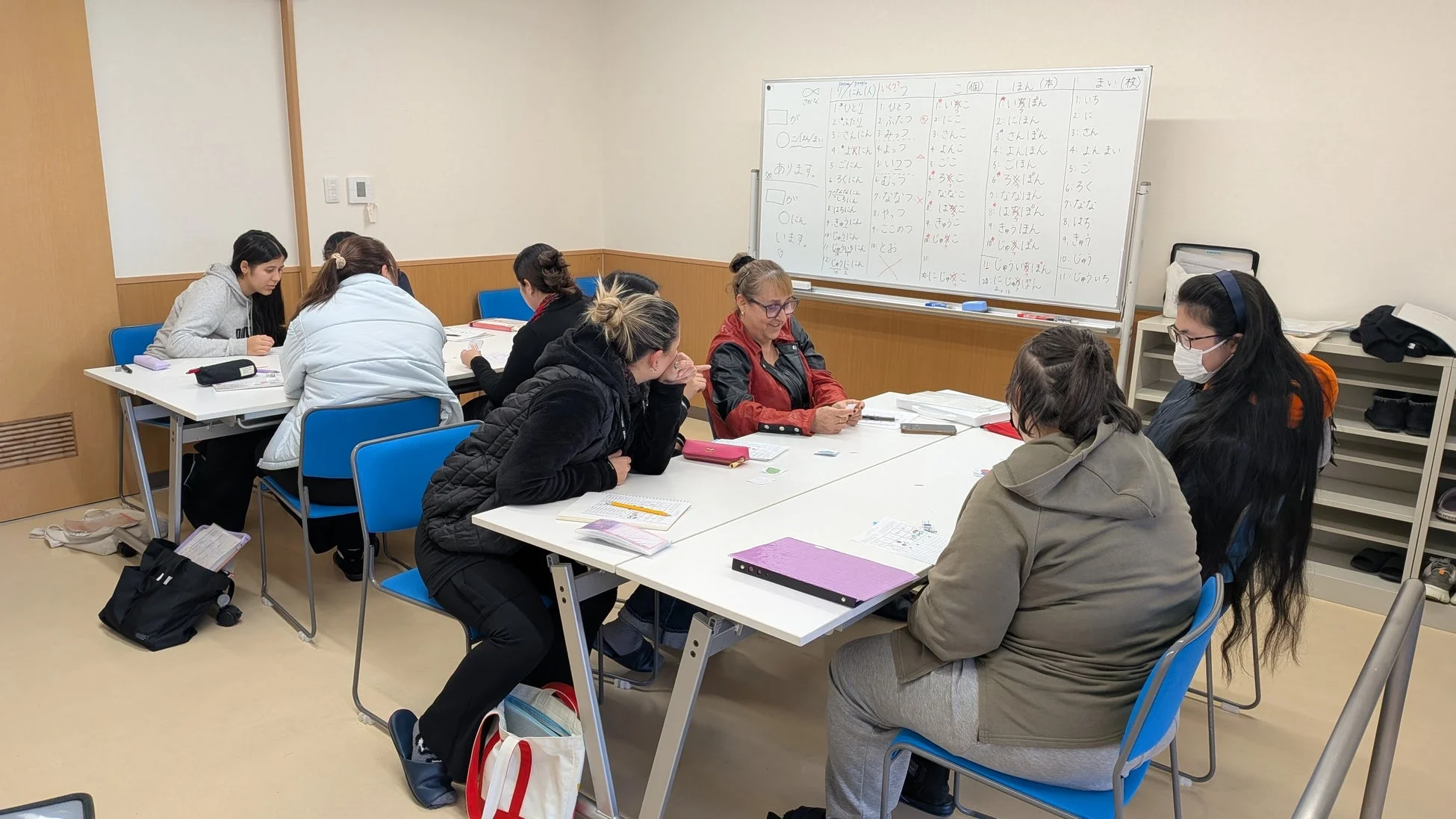 日本語の数え方を学ぶ教室の様子