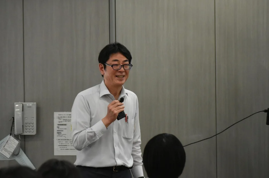 たけぞう氏がマイクを手に笑顔で話す