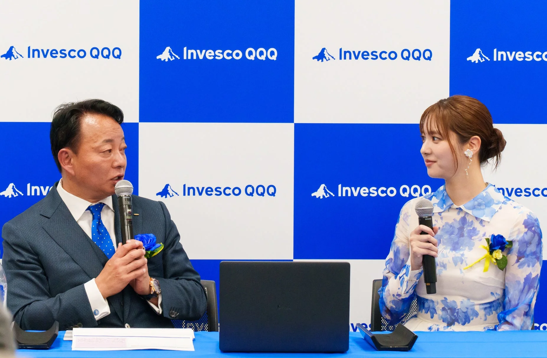 登壇する新川優愛さんと佐藤社長