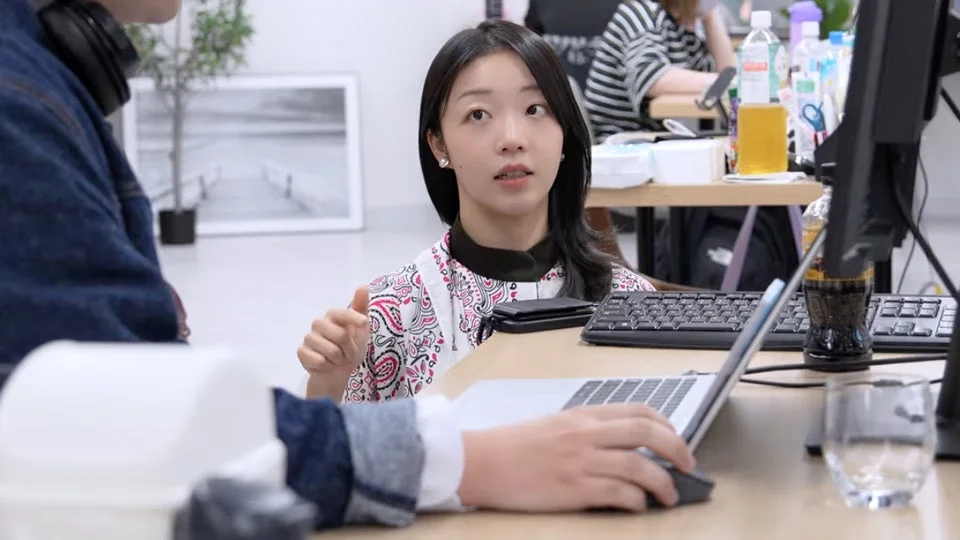 オフィスで会話する人々