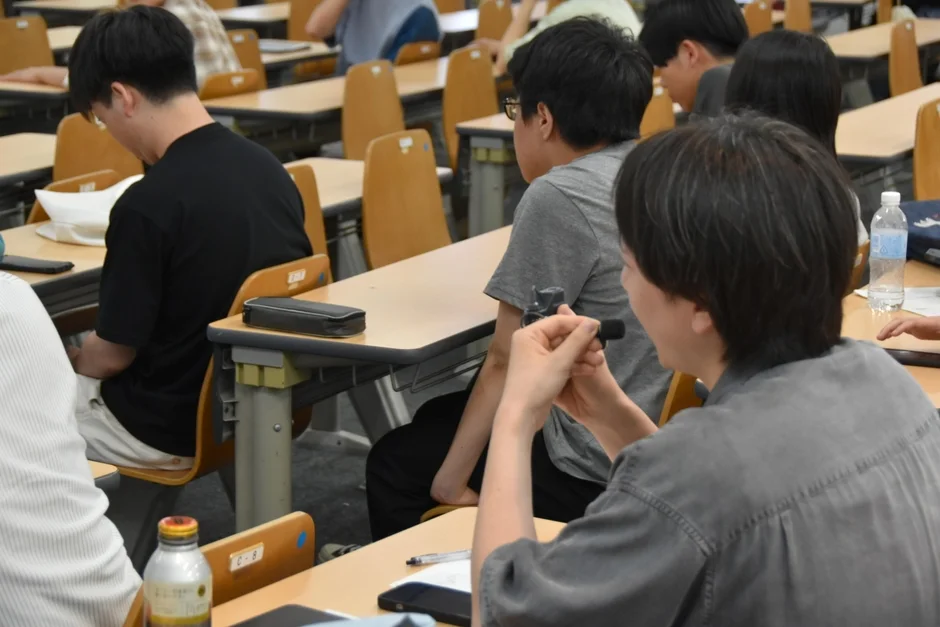 学生が講義を受けている様子