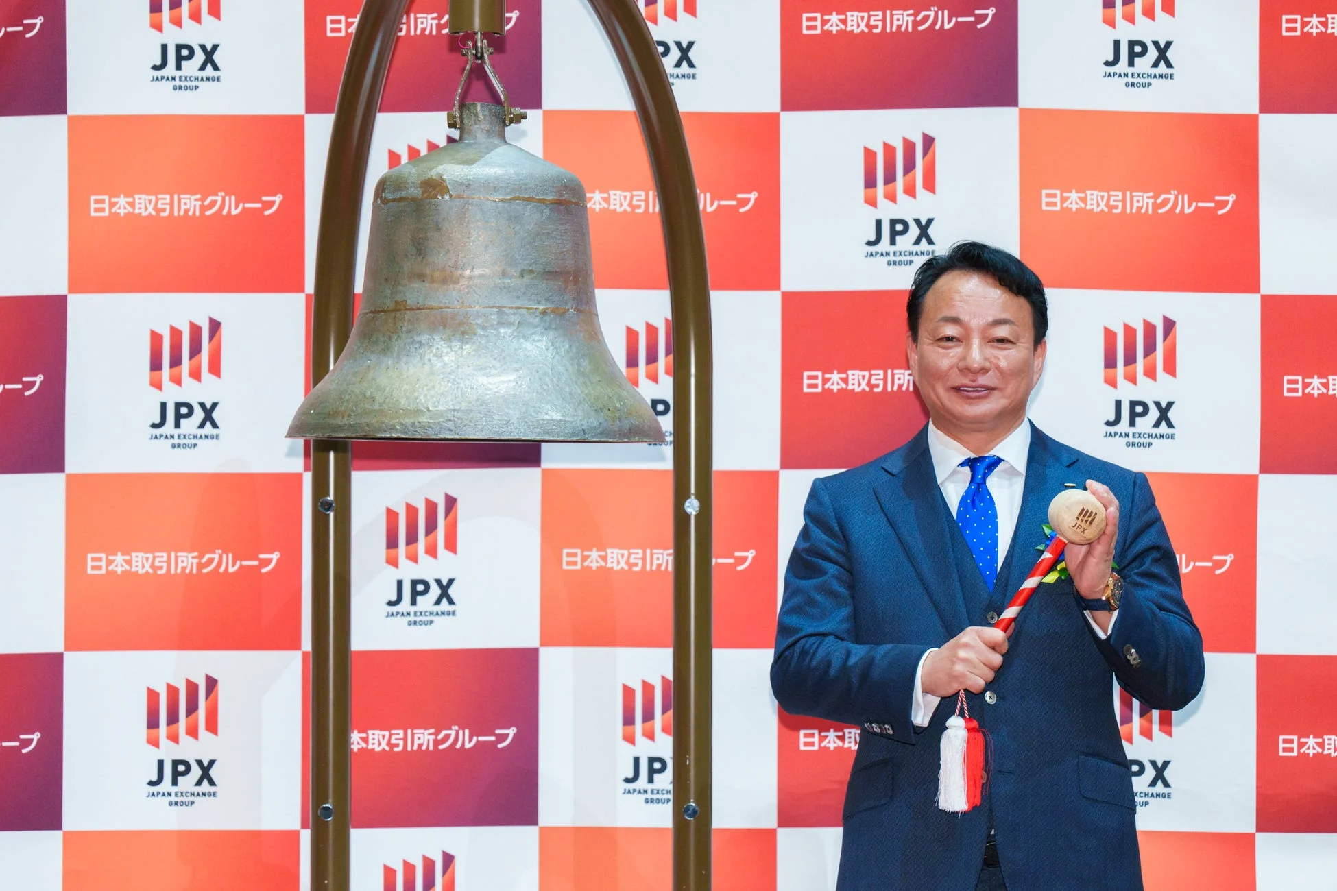 鐘を鳴らす佐藤社長
