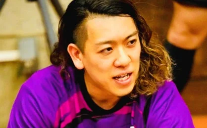 男性,アジア人,若者,笑顔,髪型,紫のシャツ,ポートレート