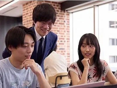 オフィスで学んでいる様子