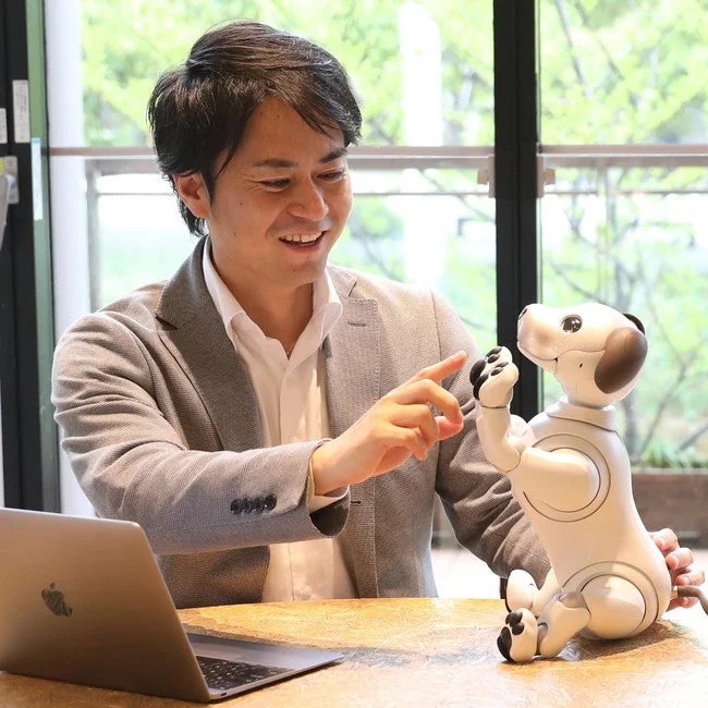 男性がロボット犬と交流している様子