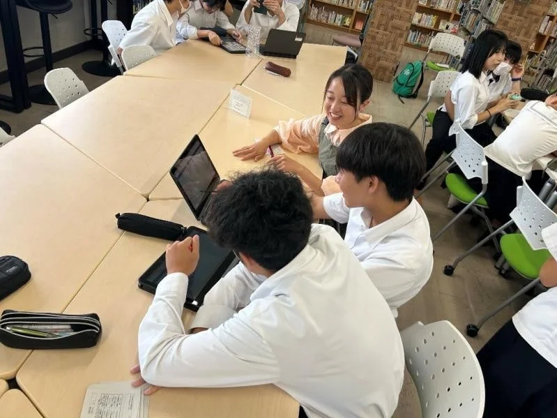 学生がグループワークをしている様子