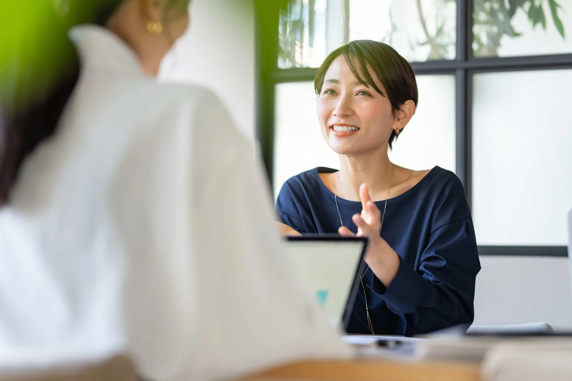 オフィスで会話する二人の女性