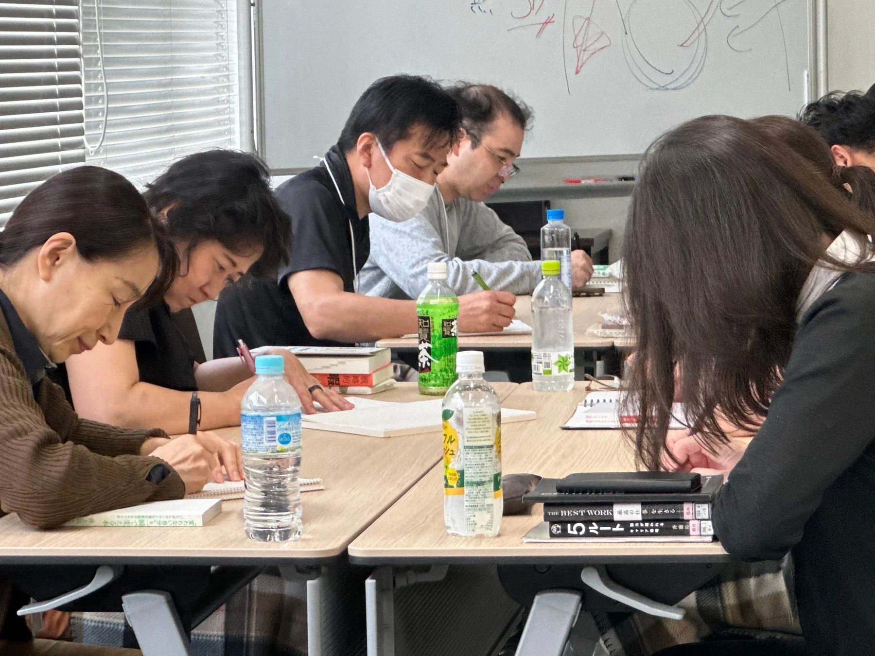 参加者が集中して学習している様子
