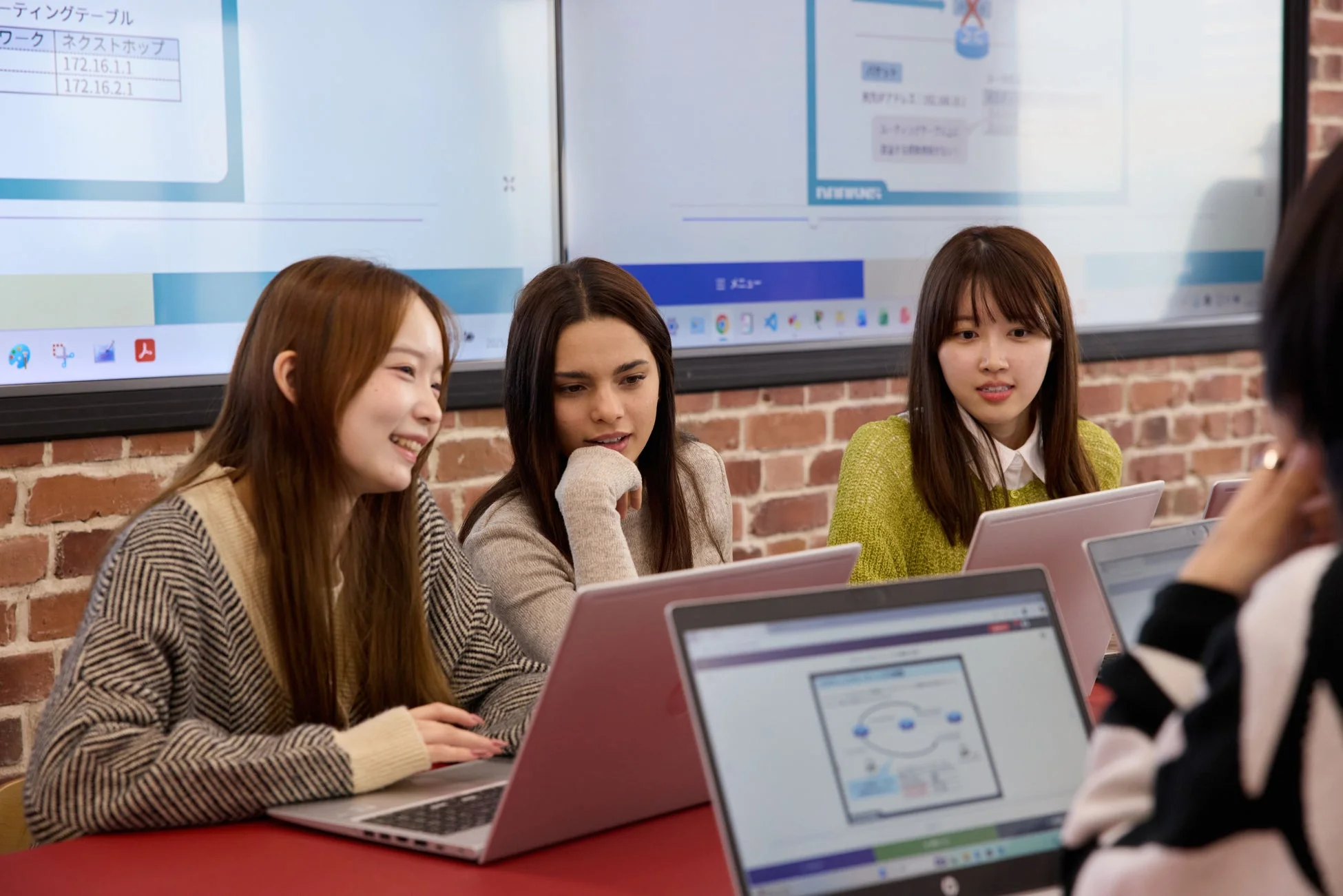 学生がPCを使っている画像