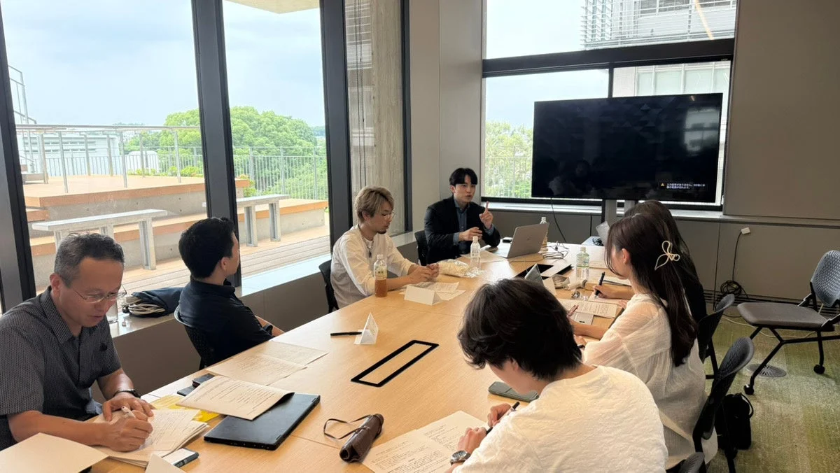 会議室で説明するスンジュン先生と学生たち