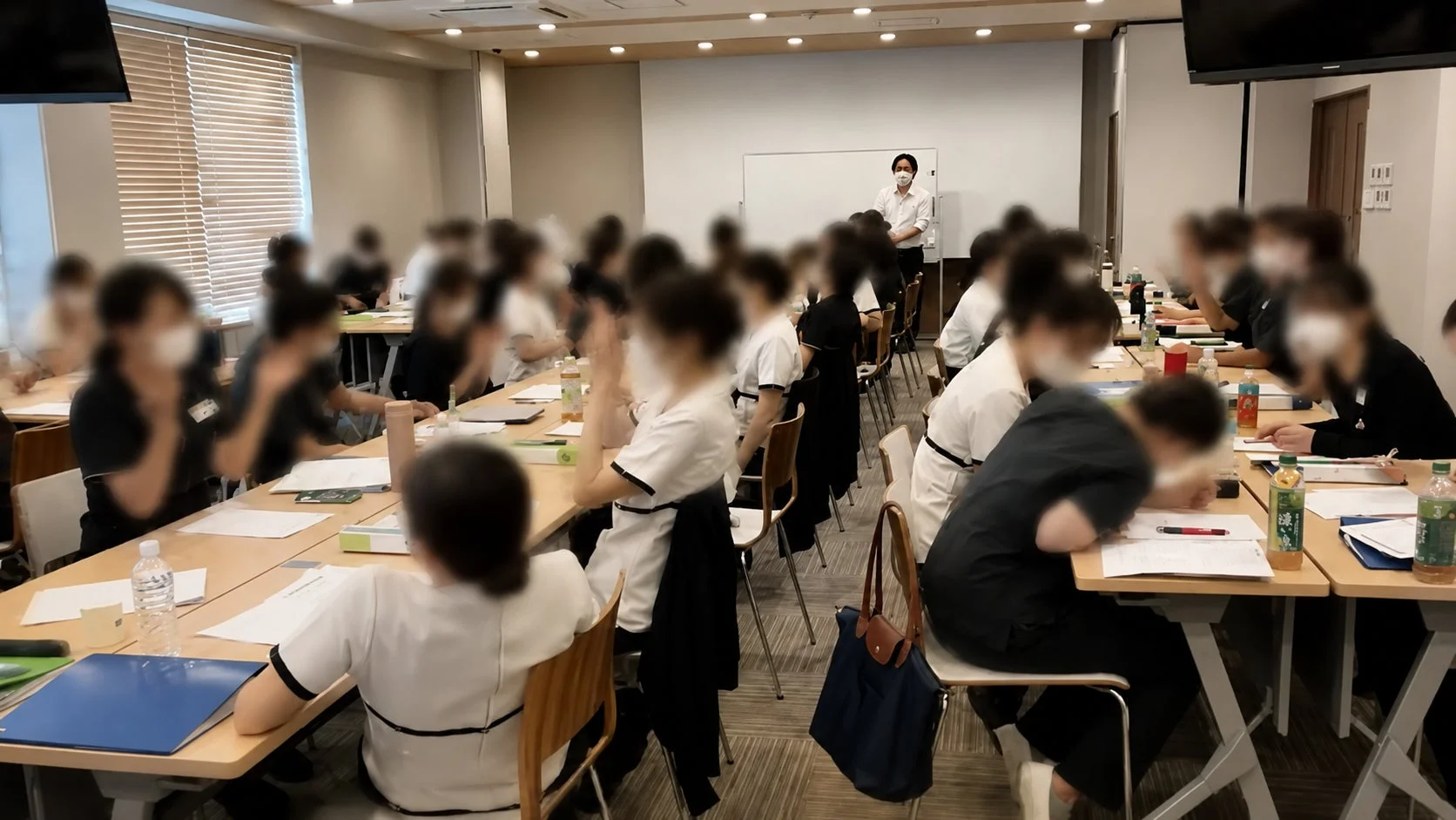 セミナーや研修に参加する人々