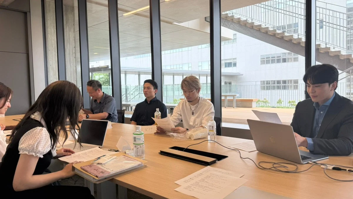 会議室で議論する学生たち