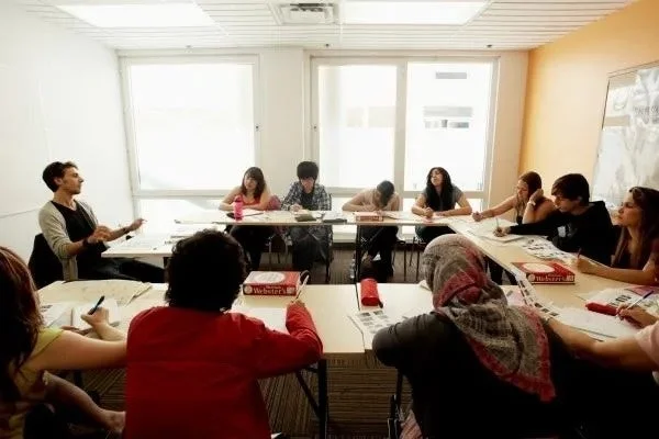 教室,授業,学生,学習,教育,グループ学習,ディスカッション,語学学校,多様性,勉強