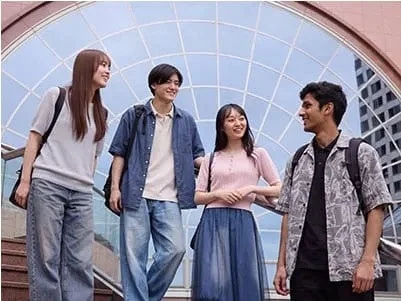 学生たちが談笑している様子