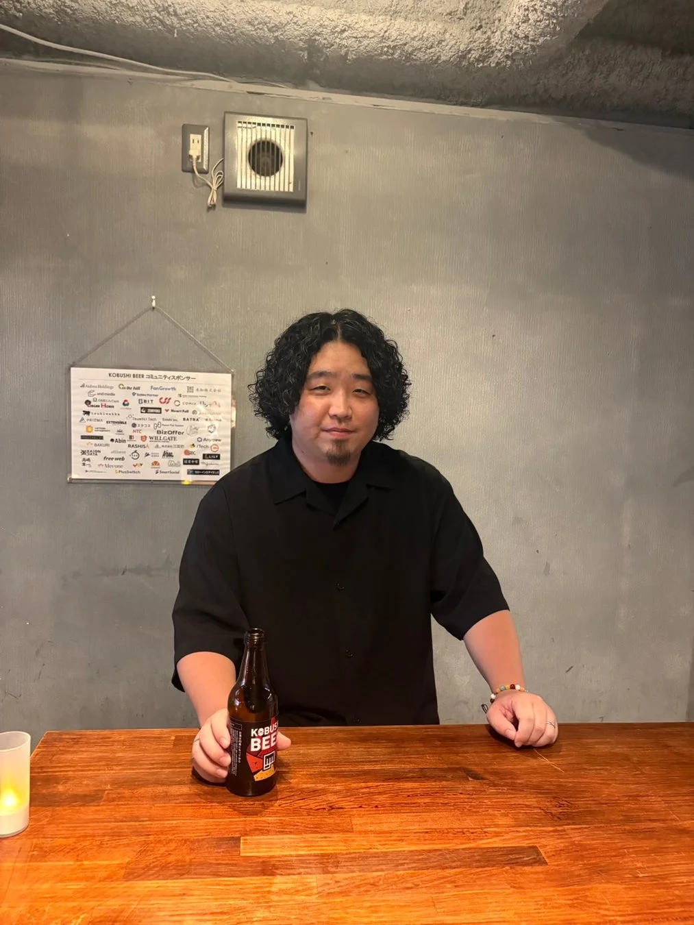 KOBUSHI BEERを持つ男性