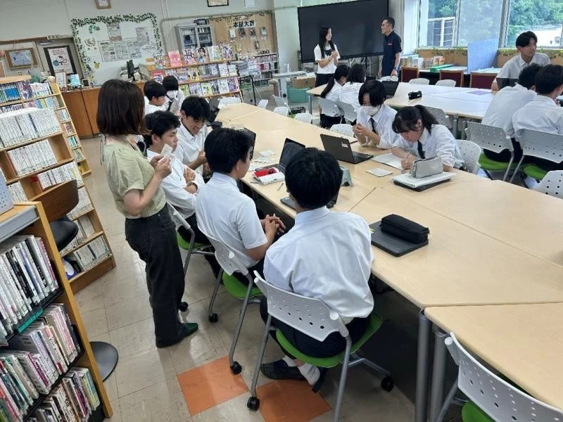 生徒たちが教室で学習している様子