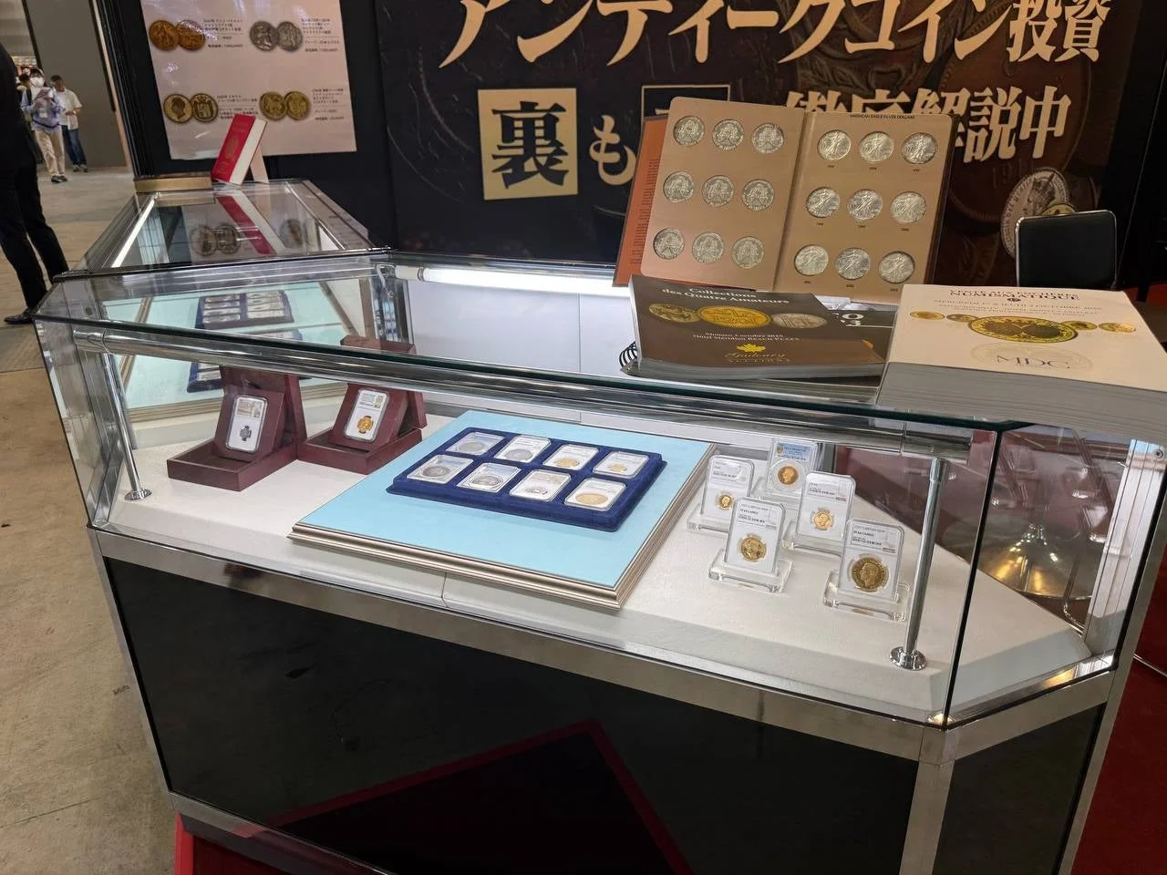 「アンティークコイン投資」の展示ブースの様子です。