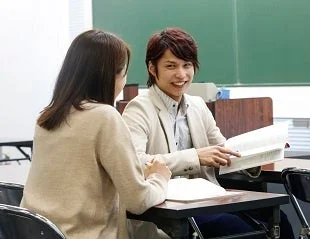 教室で学習する男女