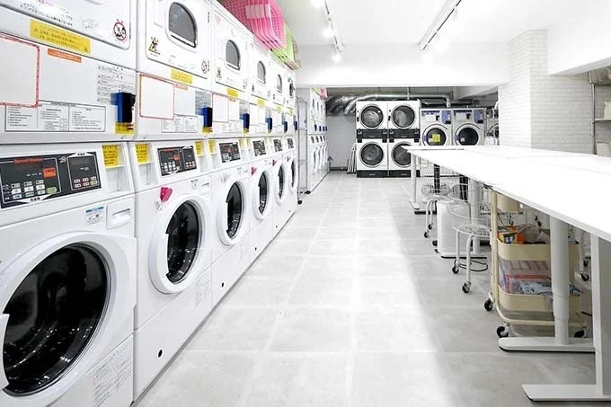 清潔感のあるモダンなコインランドリーの室内風景