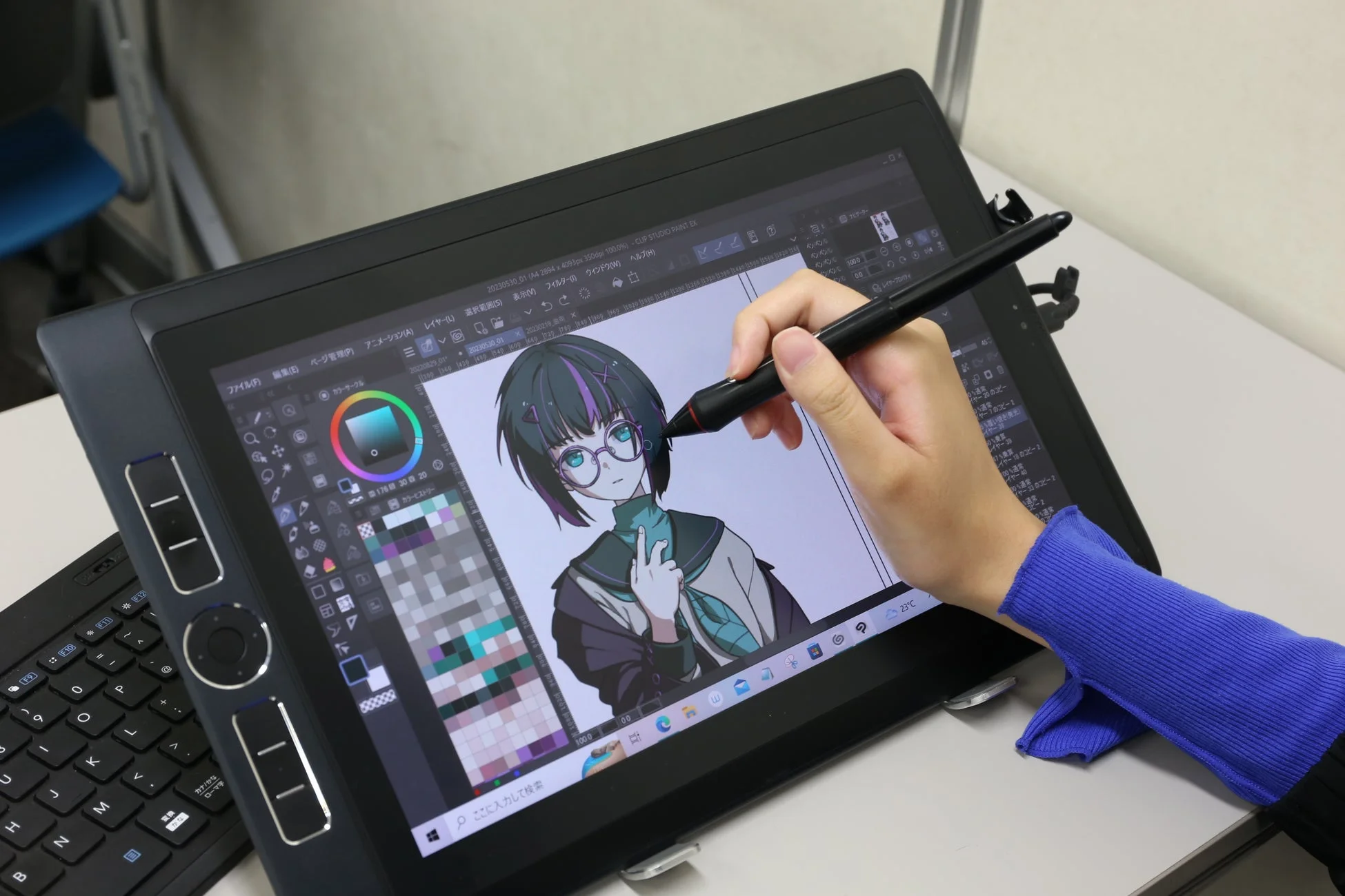 液晶ペンタブレットでイラストを描く様子