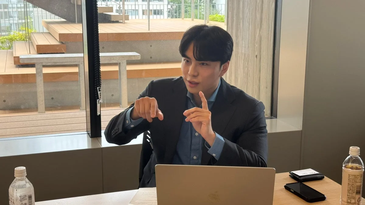 会議室で学生たちと話すスンジュン先生