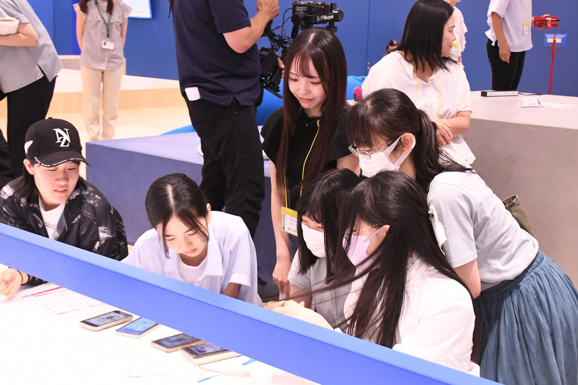 ワークショップでスマートフォンを見る学生