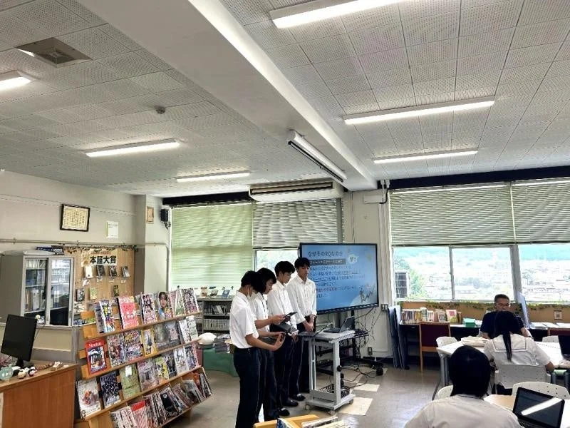 生徒がプレゼンテーションしている様子