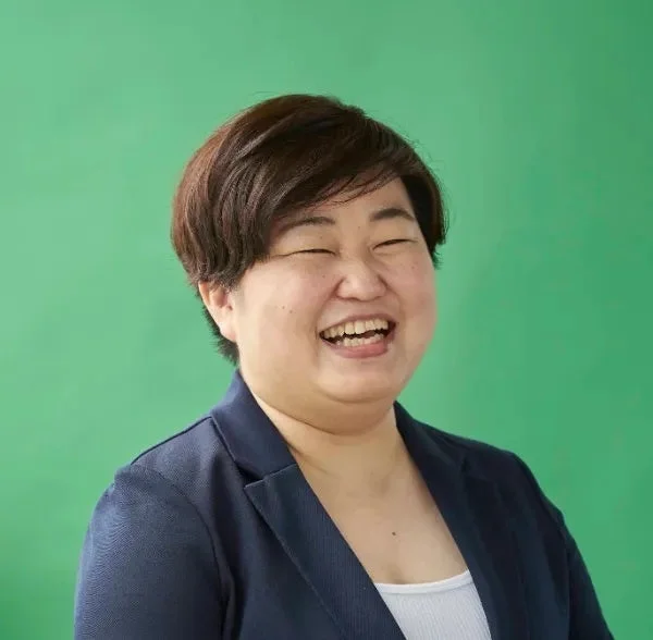 長友好江氏の笑顔のポートレート