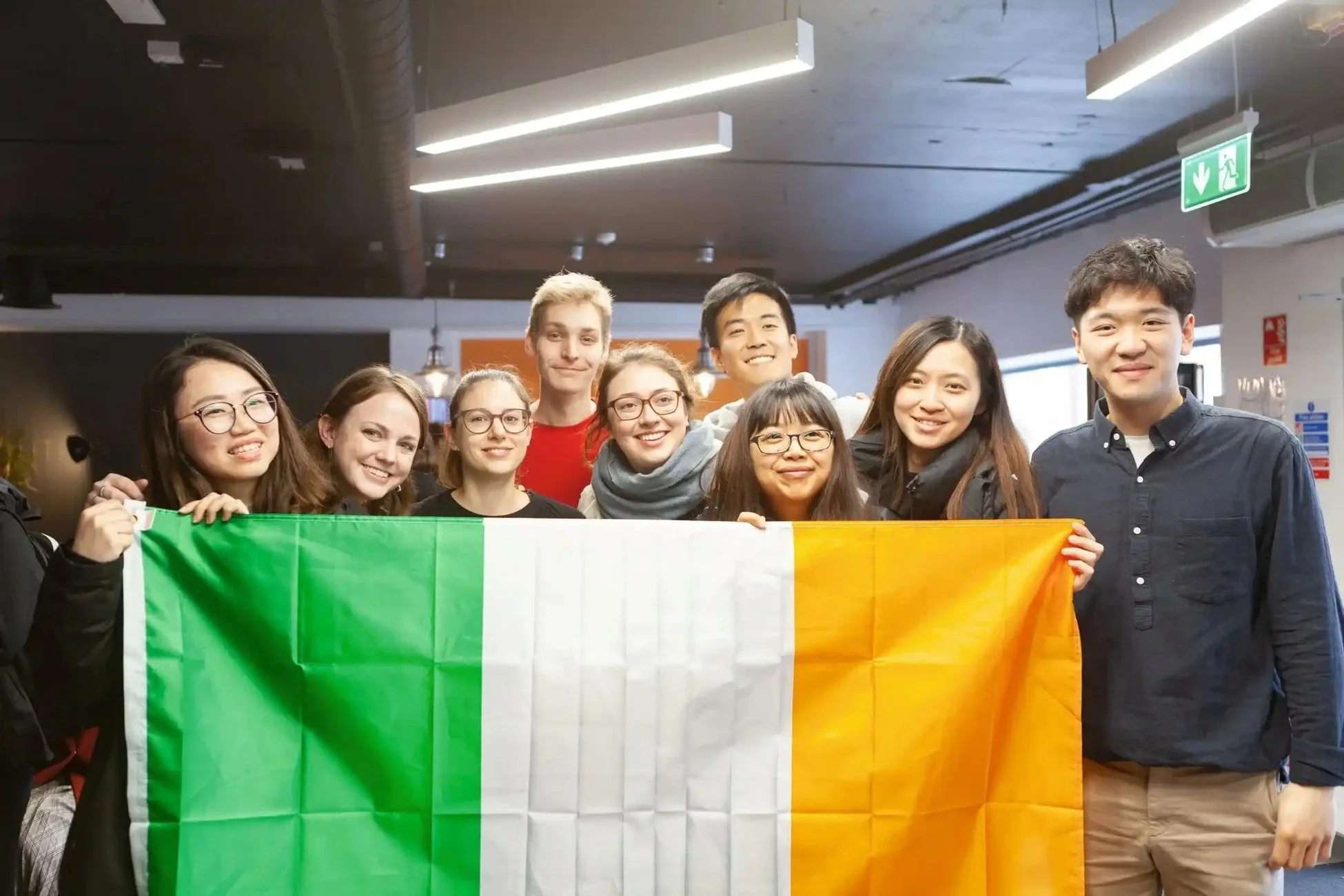 アイルランドの国旗を掲げる多国籍な学生たち