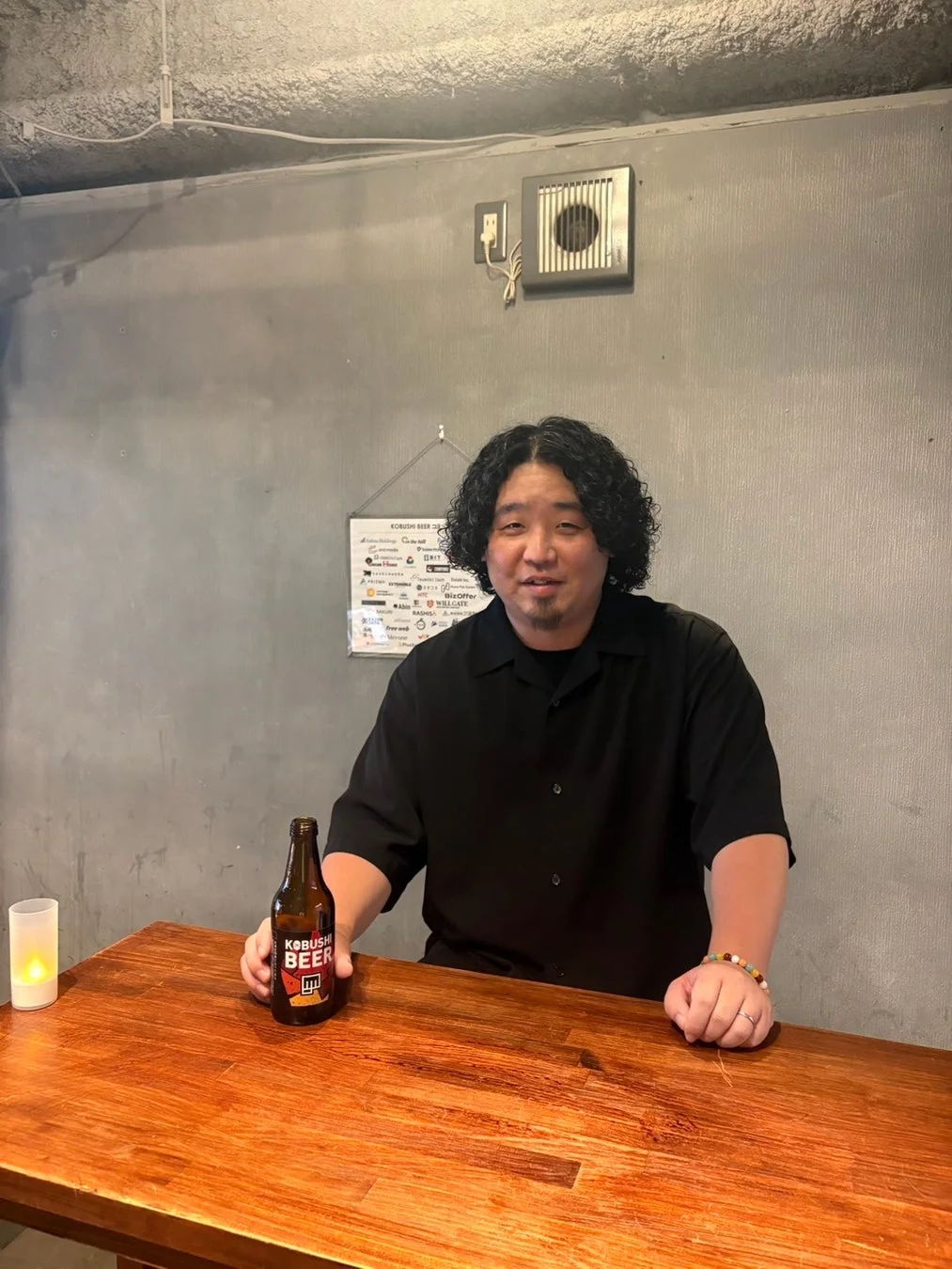 KOBUSHI BEERを持つ男性