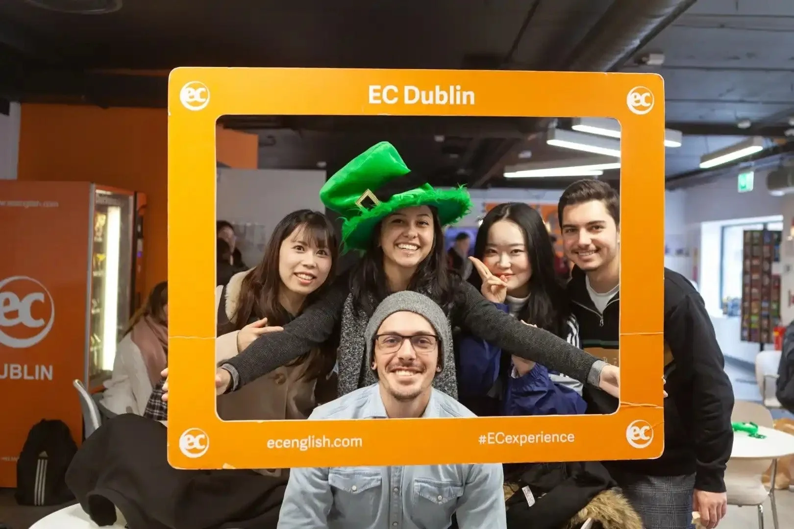 EC Dublinの生徒たちがイベントを楽しむ様子