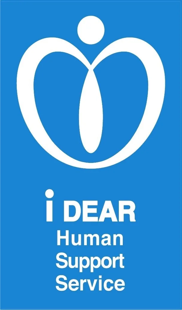 青い背景に白い抽象的な人型またはハート型のロゴと、「i DEAR Human Support Service」という文字が配置されています。人間支援サービスに関する企業や団体のロゴマークと考えられます。