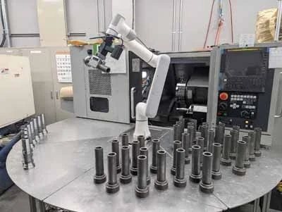 株式会社Zrekが開発するロボットアームと工作機械