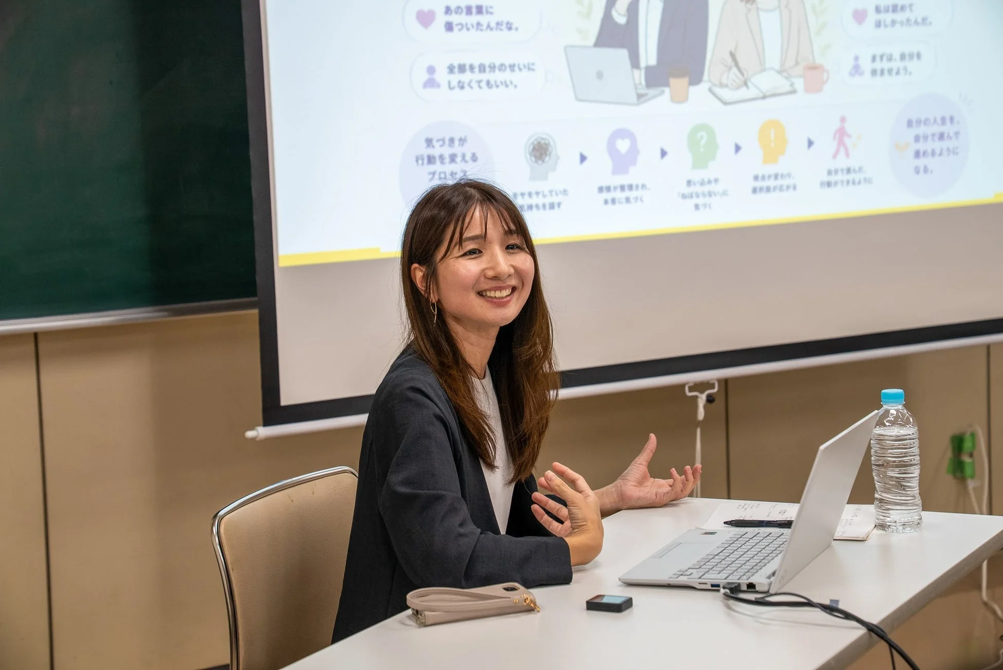 笑顔の女性講師がプレゼンテーションを行う様子