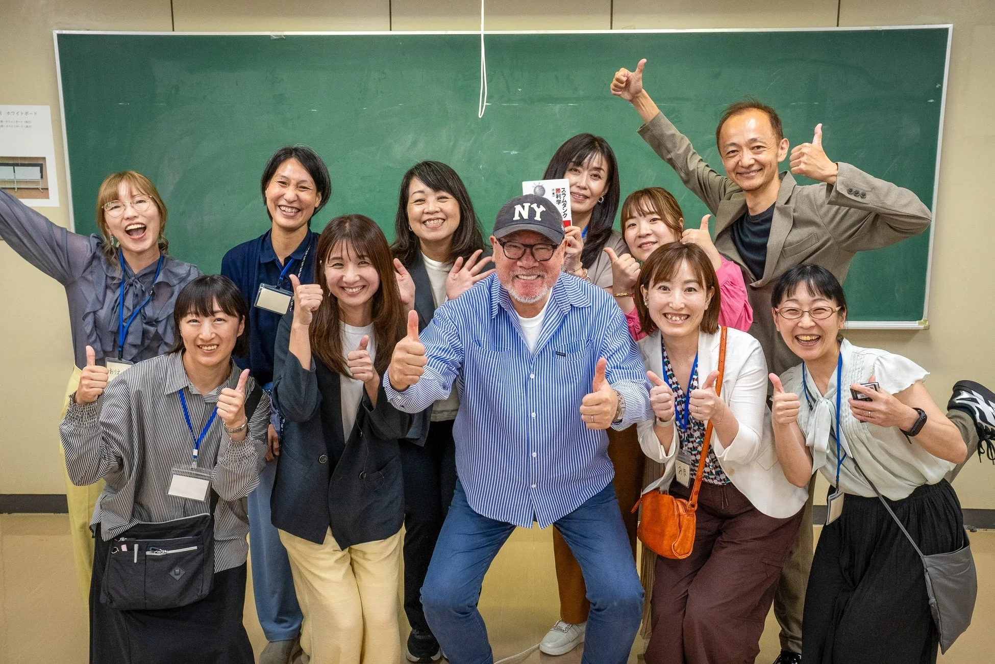 笑顔で親指を立てる参加者の集合写真