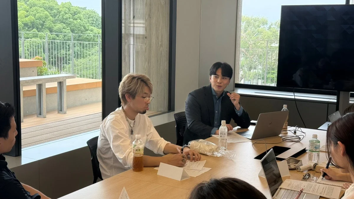 会議室で打ち合わせをする人々
