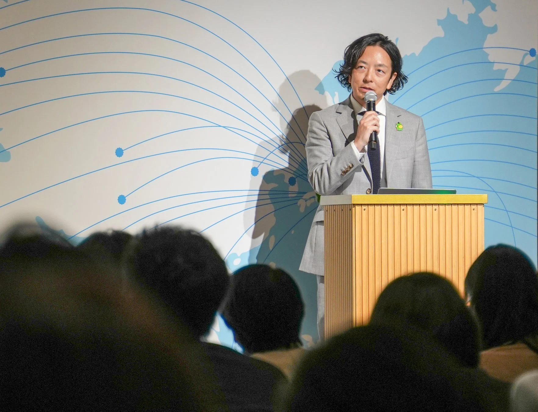 壇上でスピーチする男性