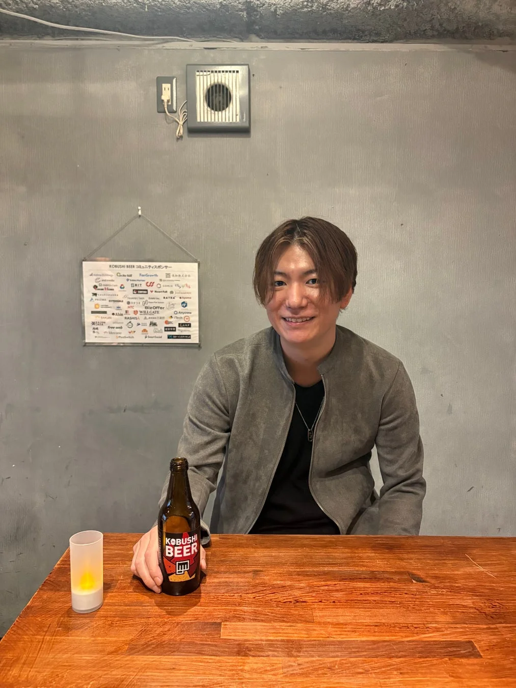 男性がビールを持っている画像
