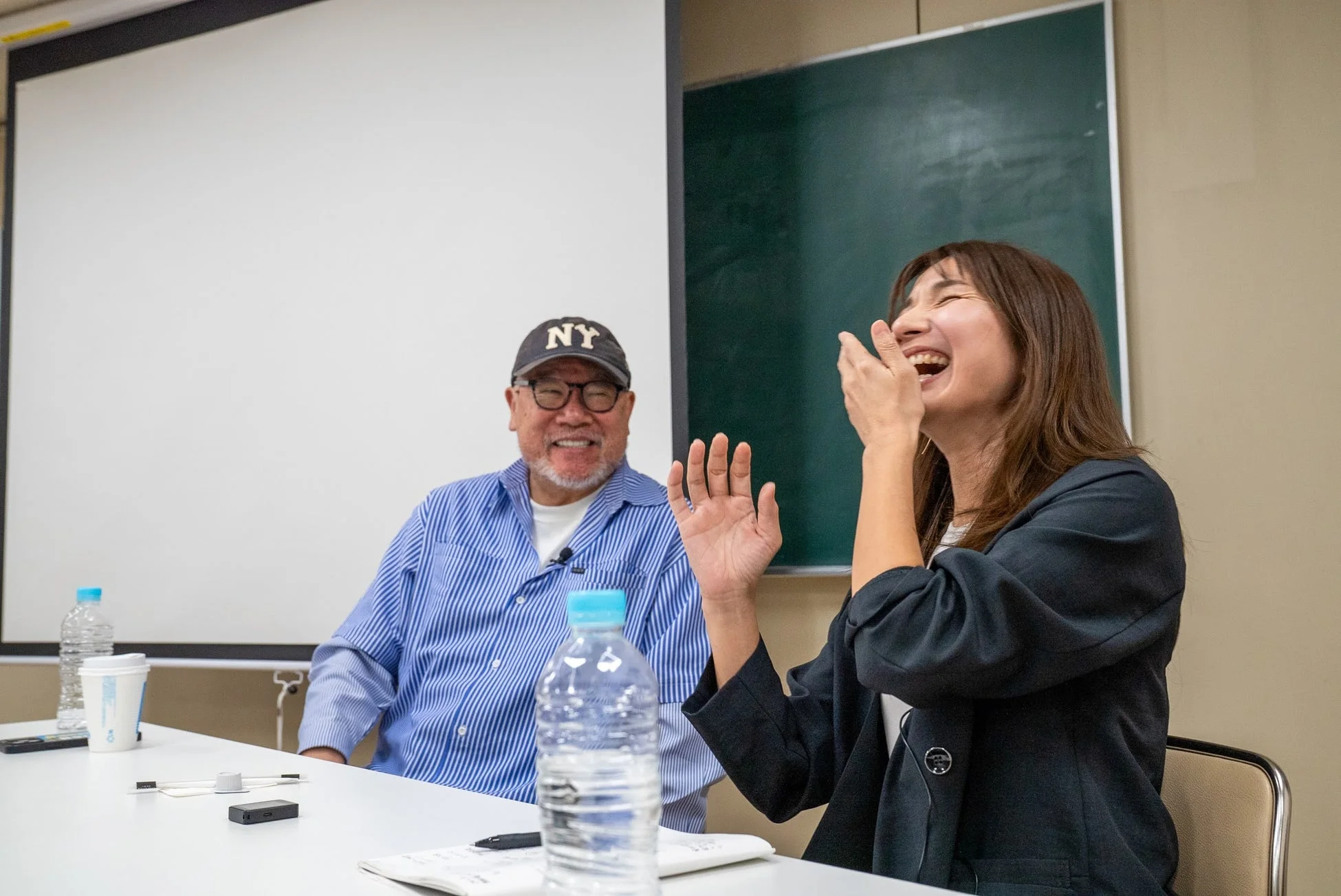 会議室で笑い合う男性と女性