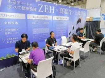 展示ブースで商談する様子