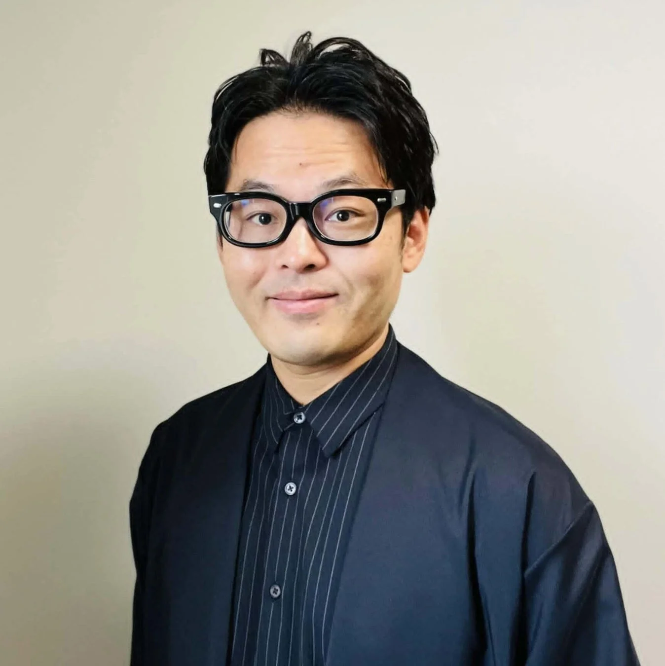 黒縁眼鏡をかけたアジア人男性のポートレート